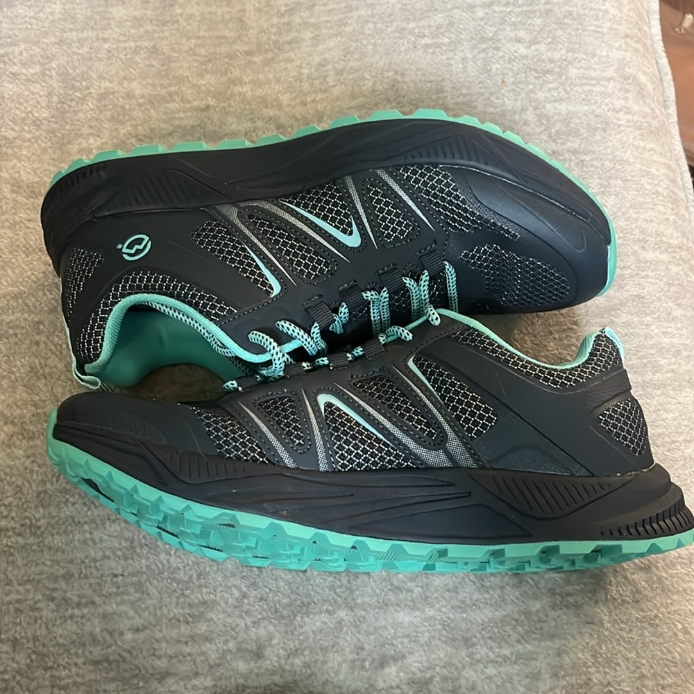 Women’s Size 8 Magellan Hiking Shoes - Picture 2 of 3